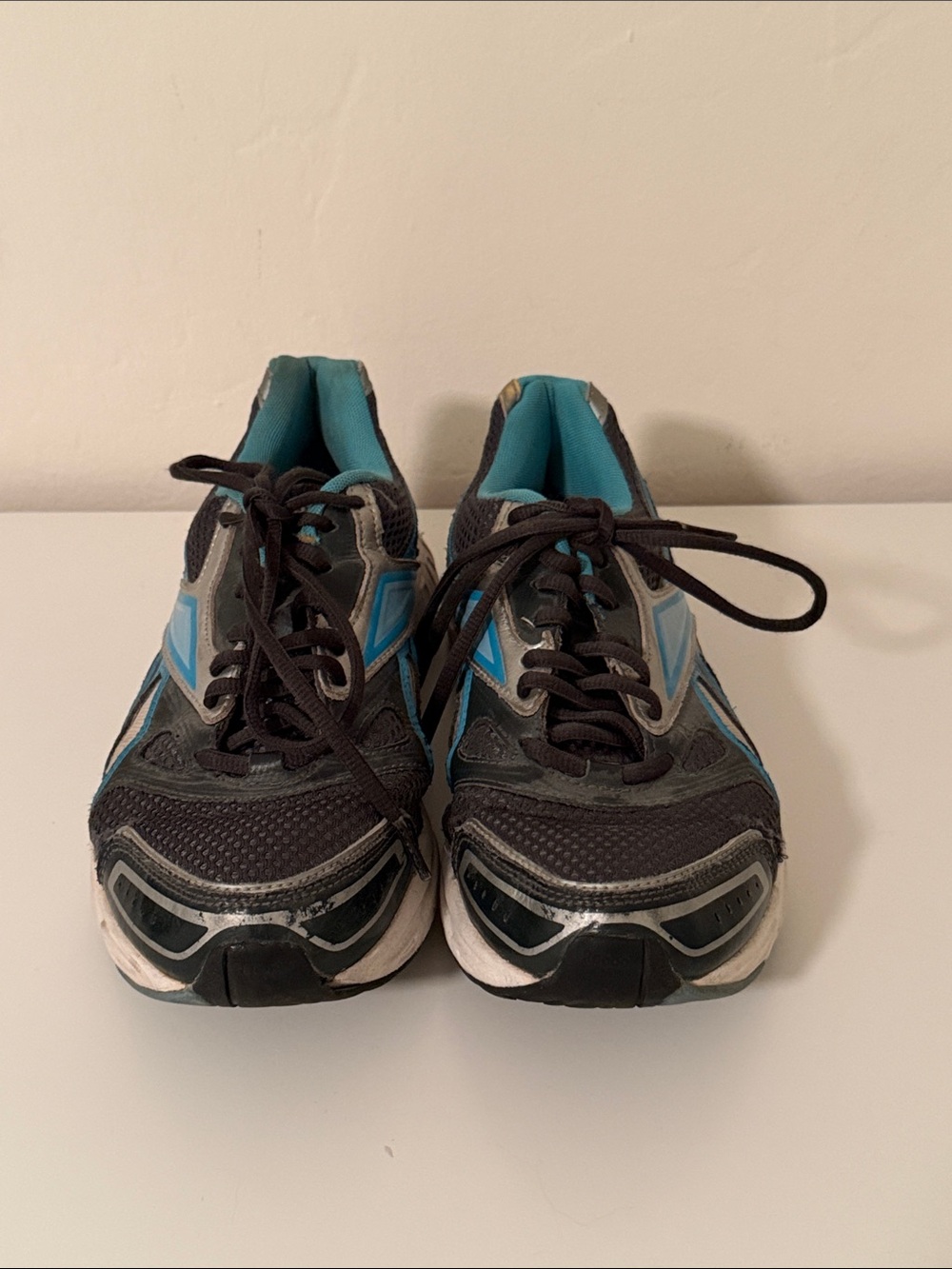 Women’s Reebok Black and Teal Running Shoes - Size 8.5